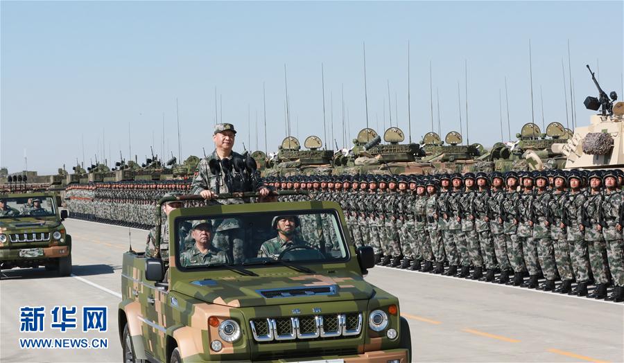 7月30日上午，慶祝中國人民解放軍建軍90周年閱兵在朱日和聯(lián)合訓(xùn)練基地隆重舉行。中共中央總書記、國家主席、中央軍委主席習(xí)近平檢閱部隊并發(fā)表重要講話。這是習(xí)近平乘車檢閱部隊。新華社記者 李剛 攝