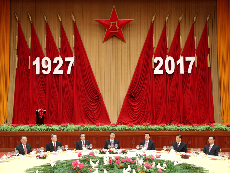 7月31日，中華人民共和國國防部在北京人民大會堂舉行盛大招待會，熱烈慶祝中國人民解放軍建軍90周年。中共中央總書記、國家主席、中央軍委主席習(xí)近平和李克強(qiáng)、張德江、俞正聲、劉云山、王岐山、張高麗等黨和國家領(lǐng)導(dǎo)人出席招待會。新華社記者 鞠鵬 攝