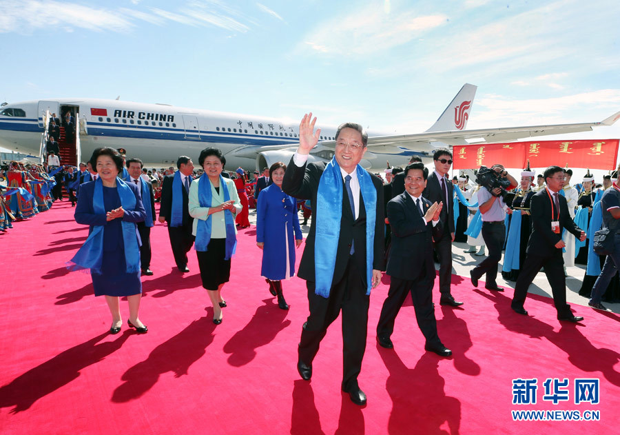 8月7日，以中共中央政治局常委、全國政協(xié)主席俞正聲為團長的中央代表團飛抵呼和浩特，出席內蒙古自治區(qū)成立70周年慶?；顒?。中央代表團在機場受到內蒙古各族群眾的熱烈歡迎。新華社記者 姚大偉 攝