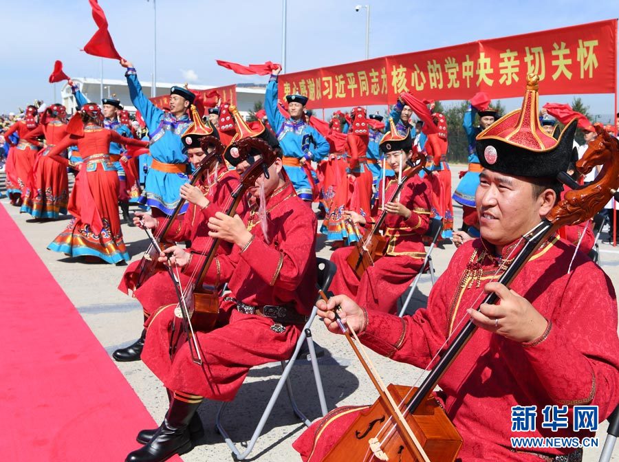 8月7日，以中共中央政治局常委、全國政協(xié)主席俞正聲為團長的中央代表團飛抵呼和浩特，出席內蒙古自治區(qū)成立70周年慶?；顒?。中央代表團在機場受到內蒙古各族群眾的熱烈歡迎。新華社記者 張領 攝