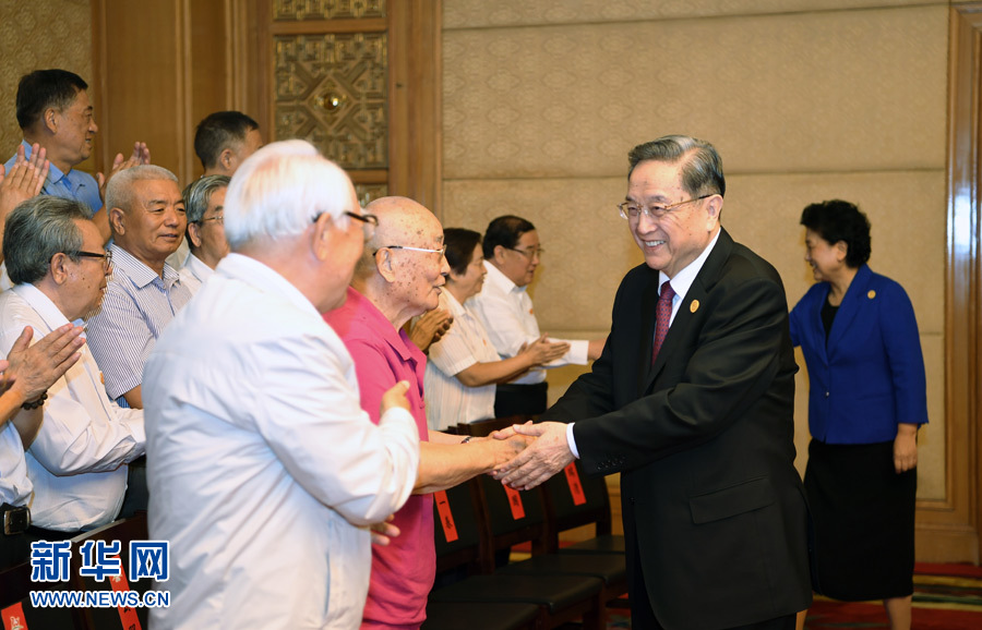 8月7日，中共中央政治局常委、全國(guó)政協(xié)主席、中央代表團(tuán)團(tuán)長(zhǎng)俞正聲在內(nèi)蒙古新城賓館會(huì)見(jiàn)內(nèi)蒙古自治區(qū)離退休老同志和各族各界群眾代表，并與他們合影留念。新華社記者 張領(lǐng) 攝