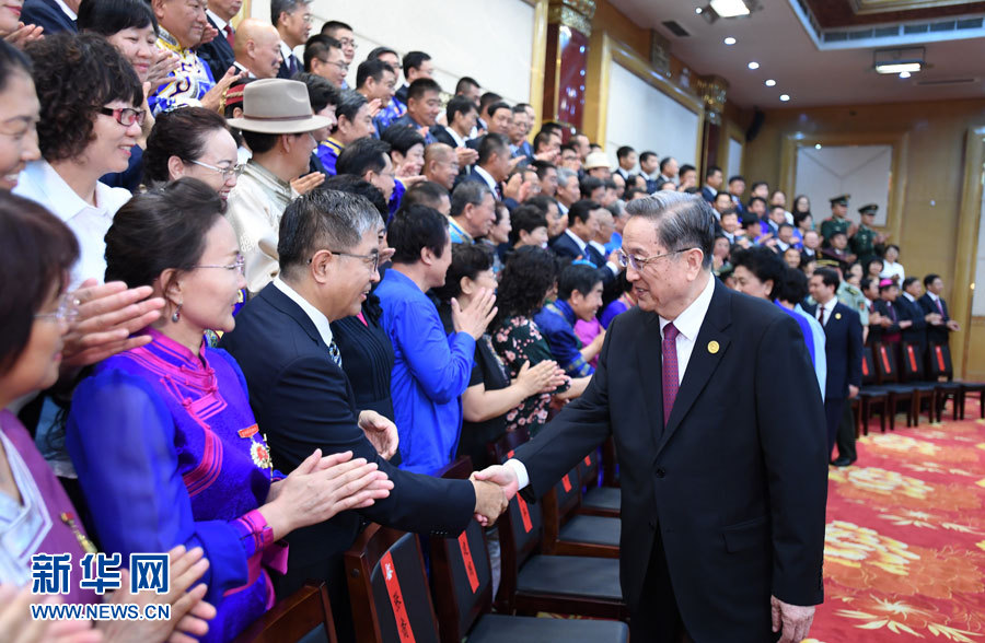 8月7日，中共中央政治局常委、全國(guó)政協(xié)主席、中央代表團(tuán)團(tuán)長(zhǎng)俞正聲在內(nèi)蒙古新城賓館會(huì)見(jiàn)內(nèi)蒙古自治區(qū)離退休老同志和各族各界群眾代表，并與他們合影留念。新華社記者 張領(lǐng) 攝