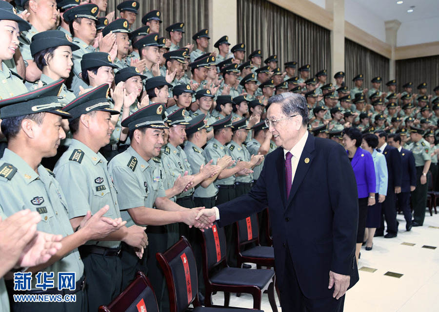 8月7日，中共中央政治局常委、全國(guó)政協(xié)主席、中央代表團(tuán)團(tuán)長(zhǎng)俞正聲率代表團(tuán)部分成員分別赴內(nèi)蒙古軍區(qū)、武警內(nèi)蒙古總隊(duì)、武警內(nèi)蒙古森林總隊(duì)慰問，并會(huì)見自治區(qū)政法干警代表。這是俞正聲會(huì)見內(nèi)蒙古軍區(qū)指戰(zhàn)員。新華社記者 張領(lǐng) 攝