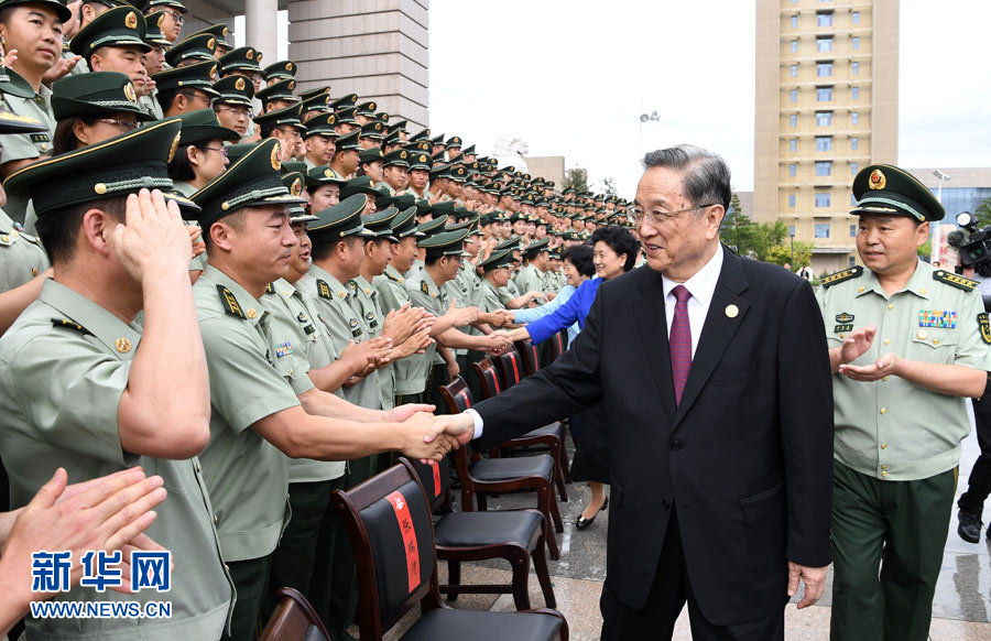 8月7日，中共中央政治局常委、全國(guó)政協(xié)主席、中央代表團(tuán)團(tuán)長(zhǎng)俞正聲率代表團(tuán)部分成員分別赴內(nèi)蒙古軍區(qū)、武警內(nèi)蒙古總隊(duì)、武警內(nèi)蒙古森林總隊(duì)慰問，并會(huì)見自治區(qū)政法干警代表。這是俞正聲會(huì)見武警內(nèi)蒙古總隊(duì)官兵。新華社記者 張領(lǐng) 攝