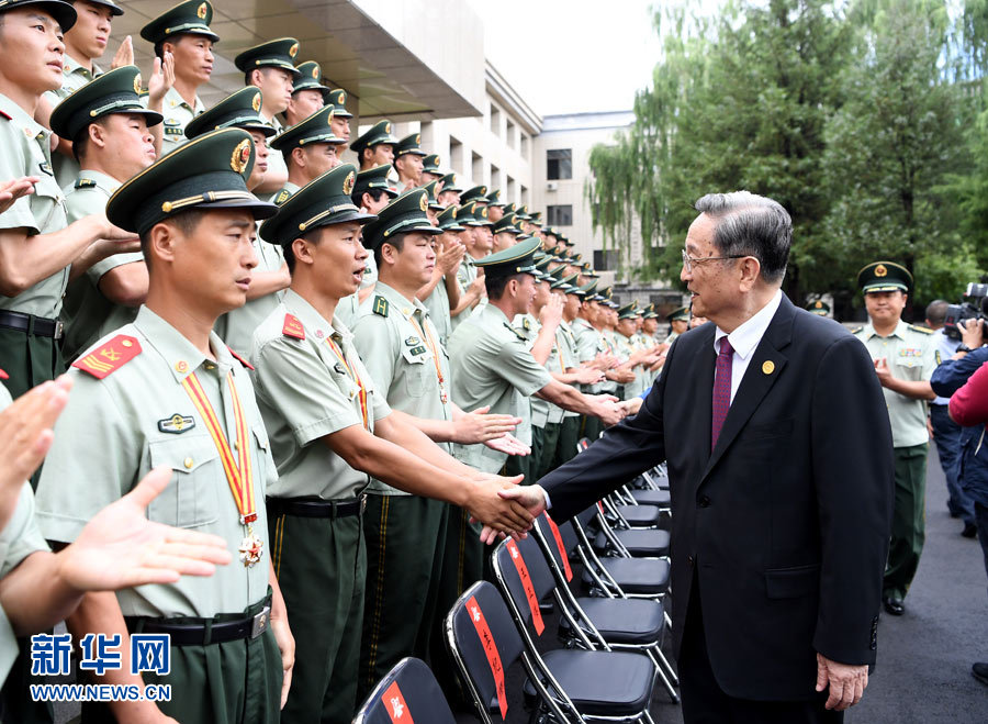 8月7日，中共中央政治局常委、全國(guó)政協(xié)主席、中央代表團(tuán)團(tuán)長(zhǎng)俞正聲率代表團(tuán)部分成員分別赴內(nèi)蒙古軍區(qū)、武警內(nèi)蒙古總隊(duì)、武警內(nèi)蒙古森林總隊(duì)慰問，并會(huì)見自治區(qū)政法干警代表。這是俞正聲會(huì)見武警內(nèi)蒙古森林總隊(duì)官兵。新華社記者 張領(lǐng) 攝
