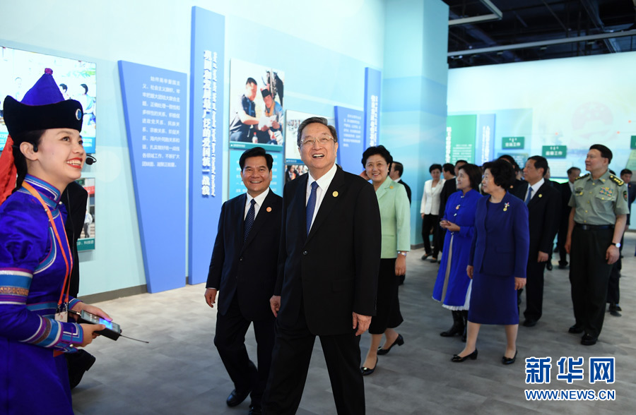 8月7日，中共中央政治局常委、全國政協(xié)主席、中央代表團團長俞正聲率代表團全體成員來到內蒙古展覽館，參觀《守望相助團結奮斗——慶祝內蒙古自治區(qū)成立70周年展覽》。 新華社記者 張領 攝