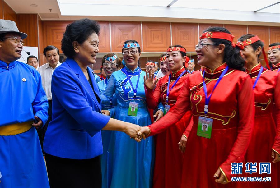 8月9日，中共中央政治局委員、國務(wù)院副總理、中央代表團(tuán)副團(tuán)長劉延?xùn)|率中央代表團(tuán)二分團(tuán)到赤峰看望慰問各族干部群眾。這是劉延?xùn)|在赤峰市群眾藝術(shù)館和群眾親切交談。新華社記者 連振 攝
