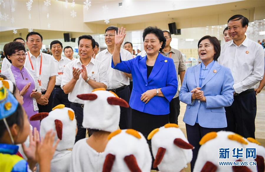 8月9日，中共中央政治局委員、國務(wù)院副總理、中央代表團(tuán)副團(tuán)長劉延?xùn)|率中央代表團(tuán)二分團(tuán)到赤峰看望慰問各族干部群眾。這是劉延?xùn)|在赤峰市青少年宮與青少年熱烈互動。新華社記者 連振 攝