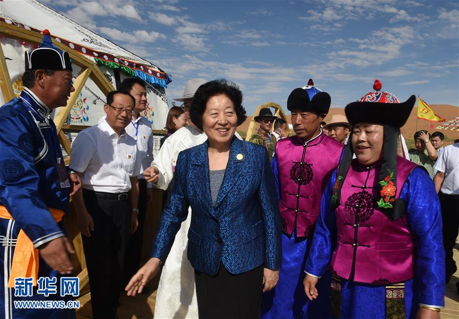 8月10日，中共中央政治局委員、中央統(tǒng)戰(zhàn)部部長(zhǎng)、中央代表團(tuán)副團(tuán)長(zhǎng)孫春蘭率中央代表團(tuán)三分團(tuán)繼續(xù)在內(nèi)蒙古自治區(qū)阿拉善盟看望慰問(wèn)，把以習(xí)近平同志為核心的黨中央的親切關(guān)懷和全國(guó)各族人民的美好祝福帶給阿拉善各族各界干部群眾。這是孫春蘭在牧民張輝生（右二）家了解生產(chǎn)生活情況。新華社記者 任軍川 攝