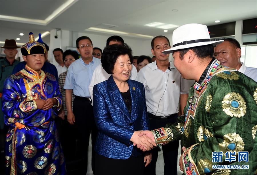 8月11日，帶著以習近平同志為核心的黨中央的親切關(guān)懷和全國各族人民的美好祝福，中共中央政治局委員、中央統(tǒng)戰(zhàn)部部長、中央代表團副團長孫春蘭率中央代表團三分團在錫林郭勒盟看望各族干部群眾，共同慶祝內(nèi)蒙古自治區(qū)成立70周年。這是孫春蘭在非公企業(yè)大莊園生態(tài)牛羊肉產(chǎn)業(yè)示范園同前來售羊的牧民親切交談。新華社記者 任軍川 攝