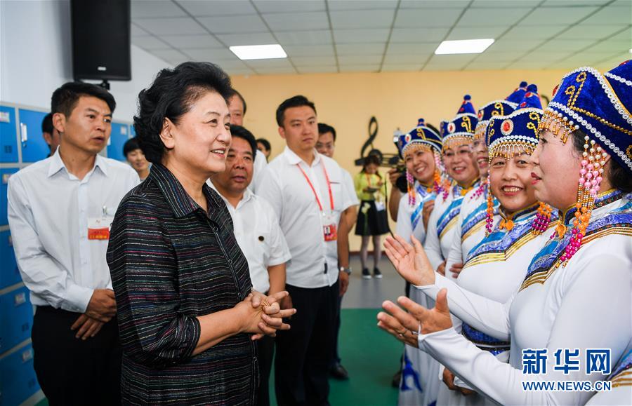 8月11日，中共中央政治局委員、國(guó)務(wù)院副總理、中央代表團(tuán)副團(tuán)長(zhǎng)劉延?xùn)|率中央代表團(tuán)二分團(tuán)，看望慰問烏蘭察布各族干部群眾，轉(zhuǎn)達(dá)以習(xí)近平同志為核心的黨中央的親切關(guān)懷和全國(guó)人民的美好祝愿。這是劉延?xùn)|在考察察哈爾社區(qū)時(shí)與居民們親切交談。新華社記者 連振 攝