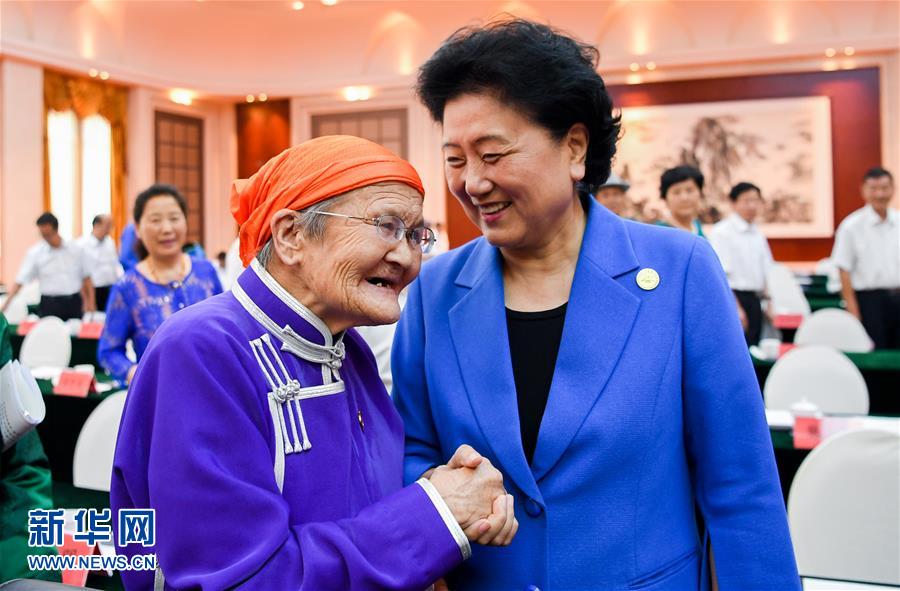 8月11日，中共中央政治局委員、國(guó)務(wù)院副總理、中央代表團(tuán)副團(tuán)長(zhǎng)劉延?xùn)|率中央代表團(tuán)二分團(tuán)，看望慰問烏蘭察布各族干部群眾，轉(zhuǎn)達(dá)以習(xí)近平同志為核心的黨中央的親切關(guān)懷和全國(guó)人民的美好祝愿。這是劉延?xùn)|在出席烏蘭察布市慶祝內(nèi)蒙古自治區(qū)成立70周年座談會(huì)后，與“草原母親”都貴瑪親切交談。新華社記者 連振 攝