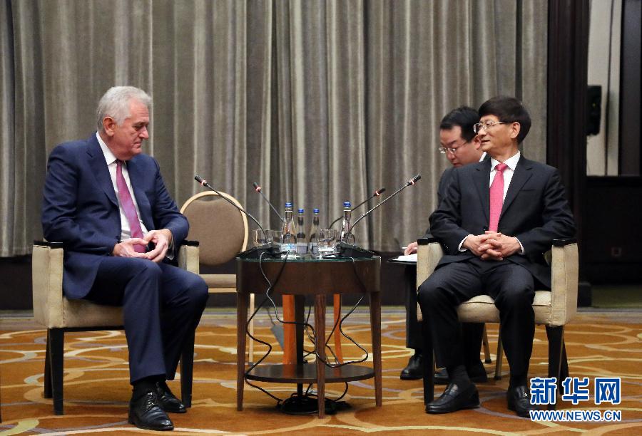 9月11日，在塞爾維亞首都貝爾格萊德，習(xí)近平主席特使、中共中央政治局委員、中央政法委書記孟建柱（右）會(huì)見塞爾維亞前總統(tǒng)尼科利奇（左）。新華社記者王慧娟攝
