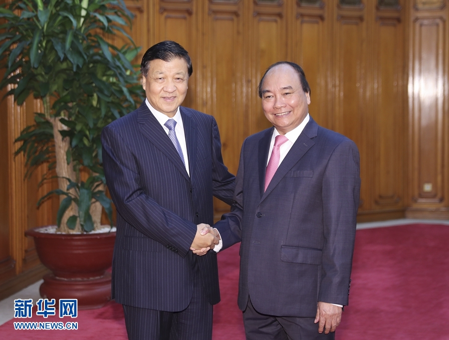 應(yīng)越南共產(chǎn)黨邀請，中共中央政治局常委、中央書記處書記劉云山9月18日至19日對越南進行正式訪問。這是9月19日，劉云山在河內(nèi)會見越南總理阮春福。 新華社記者 丁林 攝