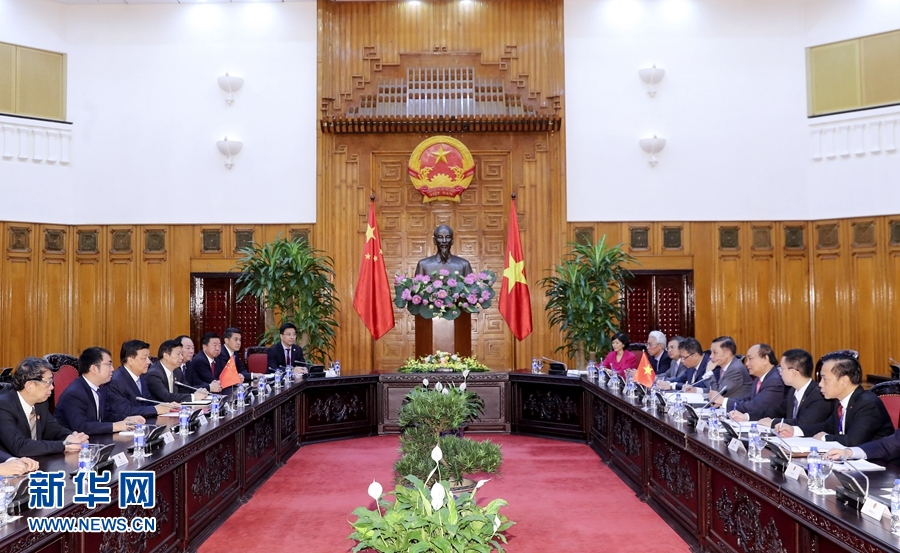 應(yīng)越南共產(chǎn)黨邀請，中共中央政治局常委、中央書記處書記劉云山9月18日至19日對越南進行正式訪問。這是9月19日，劉云山在河內(nèi)會見越南總理阮春福。 新華社記者 丁林 攝