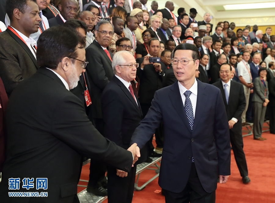 9月21日，中共中央政治局常委、國務(wù)院副總理張高麗在北京人民大會(huì)堂會(huì)見來華參加2017“一帶一路”媒體合作論壇的外方代表并回答大家關(guān)心的問題。新華社記者王曄攝 