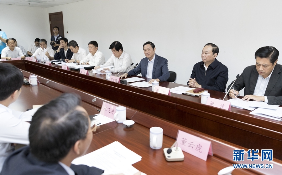 9月22日，中共中央政治局委員、中央書記處書記、中宣部部長劉奇葆在北京調(diào)研京劇像音像工程情況。這是劉奇葆與有關(guān)方面負(fù)責(zé)同志座談交流。新華社記者 丁海濤 攝