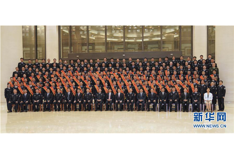 9月22日，“熱血鑄劍·丹心衛(wèi)民”全國公安百佳刑警推選活動(dòng)揭曉儀式在北京舉行。中共中央政治局委員、中央政法委書記孟建柱會(huì)見當(dāng)選民警并觀看揭曉儀式。國務(wù)委員、公安部部長郭聲琨參加會(huì)見并觀看揭曉儀式。新華社記者 殷剛 攝