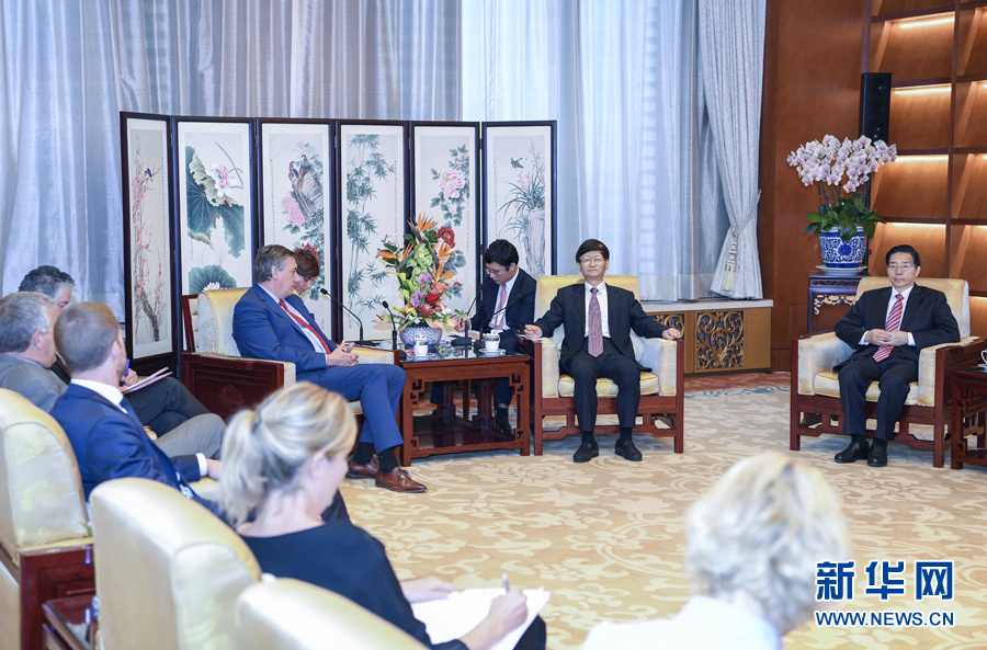 9月26日，中共中央政治局委員、中央政法委書記孟建柱在北京會(huì)見(jiàn)來(lái)華出席國(guó)際刑警組織第86屆全體大會(huì)的比利時(shí)副首相兼內(nèi)政大臣讓邦。國(guó)務(wù)委員、公安部部長(zhǎng)郭聲琨參加有關(guān)會(huì)見(jiàn)。新華社記者 張領(lǐng) 攝