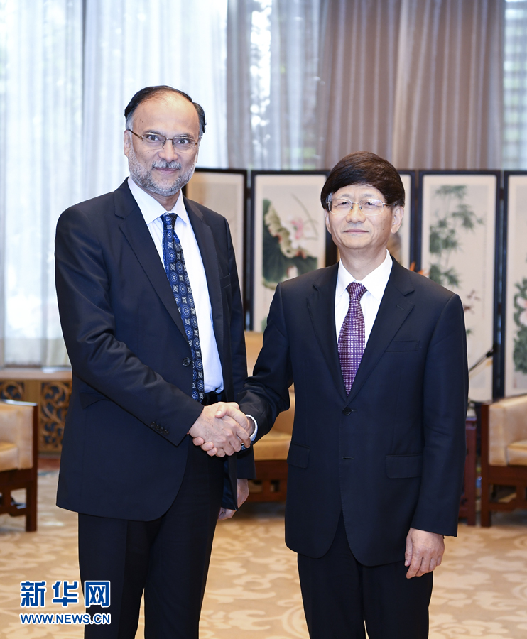 9月26日，中共中央政治局委員、中央政法委書記孟建柱在北京會(huì)見(jiàn)來(lái)華出席國(guó)際刑警組織第86屆全體大會(huì)的巴基斯坦內(nèi)政部長(zhǎng)伊克巴爾。新華社記者 張領(lǐng) 攝