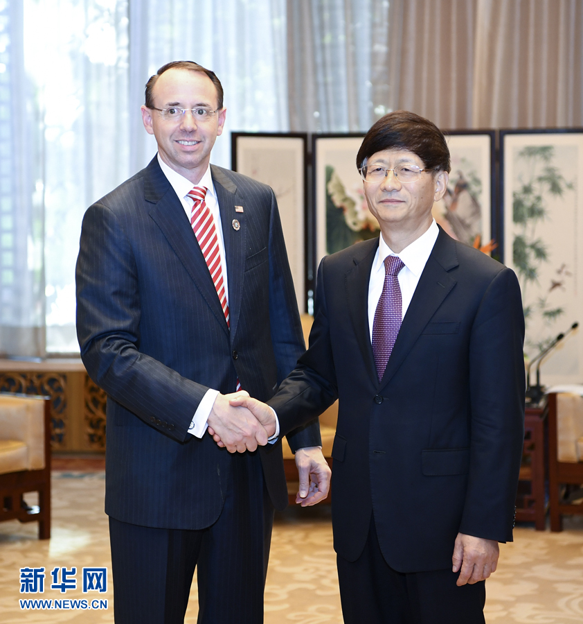 9月26日，中共中央政治局委員、中央政法委書記孟建柱在北京會(huì)見(jiàn)來(lái)華出席國(guó)際刑警組織第86屆全體大會(huì)的美國(guó)司法部常務(wù)副部長(zhǎng)羅森斯坦。新華社記者 張領(lǐng) 攝