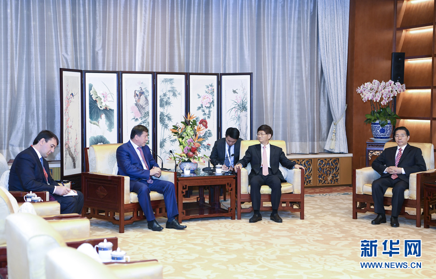9月26日，中共中央政治局委員、中央政法委書記孟建柱在北京會(huì)見(jiàn)來(lái)華出席國(guó)際刑警組織第86屆全體大會(huì)的塔吉克斯坦內(nèi)務(wù)部長(zhǎng)拉希姆佐達(dá)。國(guó)務(wù)委員、公安部部長(zhǎng)郭聲琨參加有關(guān)會(huì)見(jiàn)。新華社記者 張領(lǐng) 攝