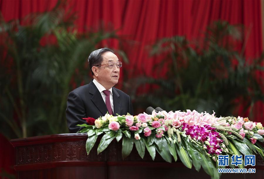 9月28日，全國政協(xié)辦公廳、中共中央統(tǒng)戰(zhàn)部、國務(wù)院僑辦、國務(wù)院港澳辦、國務(wù)院臺辦在北京人民大會堂聯(lián)合舉行國慶招待會。中共中央政治局常委、全國政協(xié)主席俞正聲與2800多名港澳臺僑各界代表歡聚一堂，慶祝中華人民共和國成立68周年。這是俞正聲在招待會上致辭。新華社記者 龐興雷 攝
