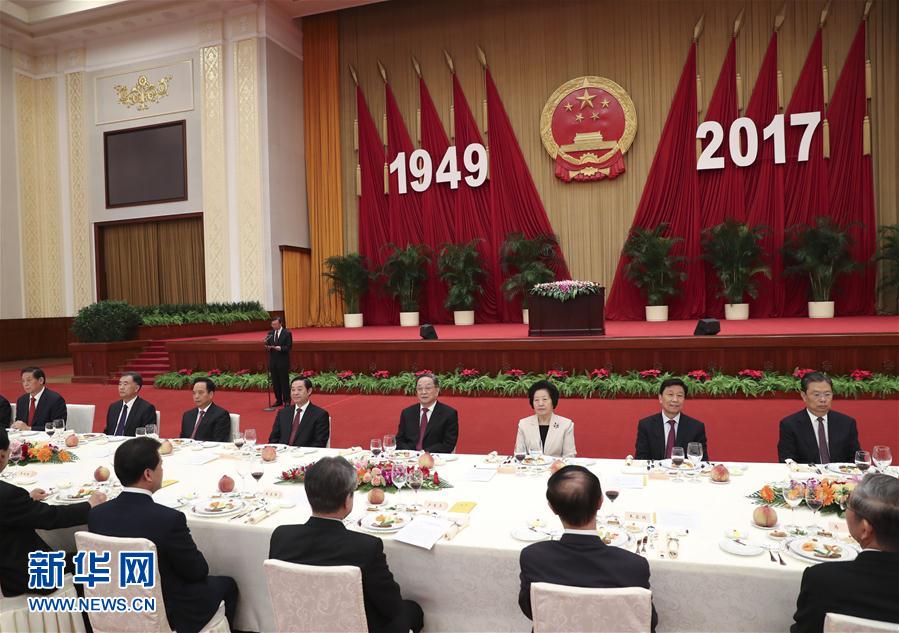 9月28日，全國政協(xié)辦公廳、中共中央統(tǒng)戰(zhàn)部、國務(wù)院僑辦、國務(wù)院港澳辦、國務(wù)院臺辦在北京人民大會堂聯(lián)合舉行國慶招待會。中共中央政治局常委、全國政協(xié)主席俞正聲與2800多名港澳臺僑各界代表歡聚一堂，慶祝中華人民共和國成立68周年。這是俞正聲在招待會上致辭。新華社記者 龐興雷 攝
