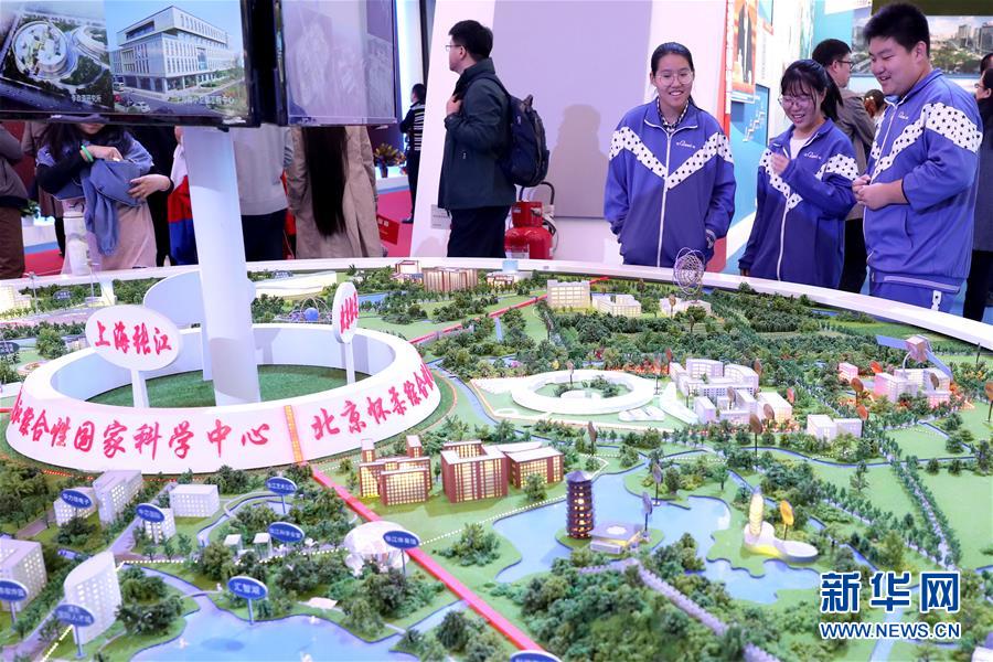 （十九大時光·圖文互動）（4）向著夢想，奮進！——來自“砥礪奮進的五年”大型成就展現(xiàn)場的報道 