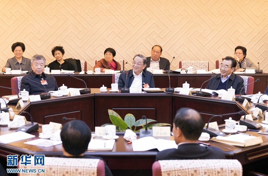 10月30日，政協(xié)第十二屆全國委員會常務(wù)委員會第二十三次會議舉行分組討論，與會人員圍繞深入學(xué)習(xí)貫徹中共十九大精神認(rèn)真討論，積極建言獻(xiàn)策。全國政協(xié)主席俞正聲參加討論。新華社記者 丁海濤 攝