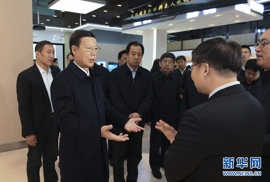 11月14日至15日，國務(wù)院副總理張高麗在黑龍江調(diào)研。這是11月14日，張高麗到黑龍江工業(yè)技術(shù)研究院成果展示中心，了解產(chǎn)學(xué)研結(jié)合推動(dòng)創(chuàng)新發(fā)展情況。 新華社記者 高潔 攝