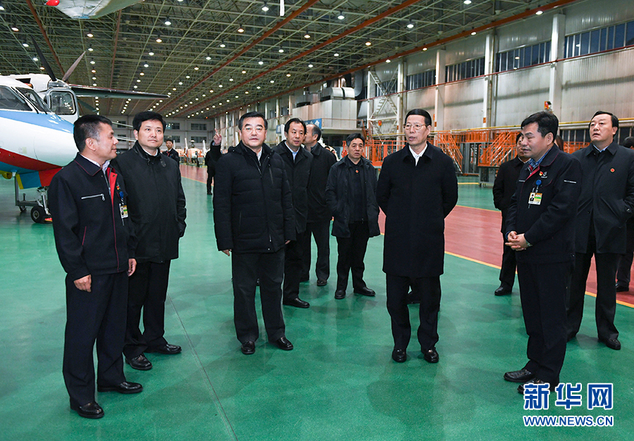 11月14日至15日，國務(wù)院副總理張高麗在黑龍江調(diào)研。這是11月14日，張高麗到哈爾濱飛機(jī)工業(yè)集團(tuán)有限責(zé)任公司了解國有老企業(yè)轉(zhuǎn)型升級(jí)情況。 新華社記者 高潔 攝