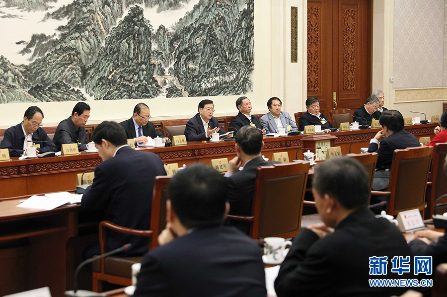12月23日，十二屆全國(guó)人大常委會(huì)第三十一次會(huì)議舉行分組會(huì)議，審議監(jiān)察法草案二次審議稿等。張德江委員長(zhǎng)參加審議。 新華社記者劉衛(wèi)兵攝