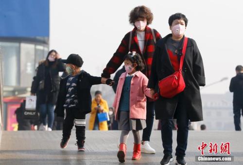 2016年12月19日，北京被霧霾籠罩，民眾戴防霧霾口罩出行。 <a target='_blank' >中新社</a>記者 杜洋 攝