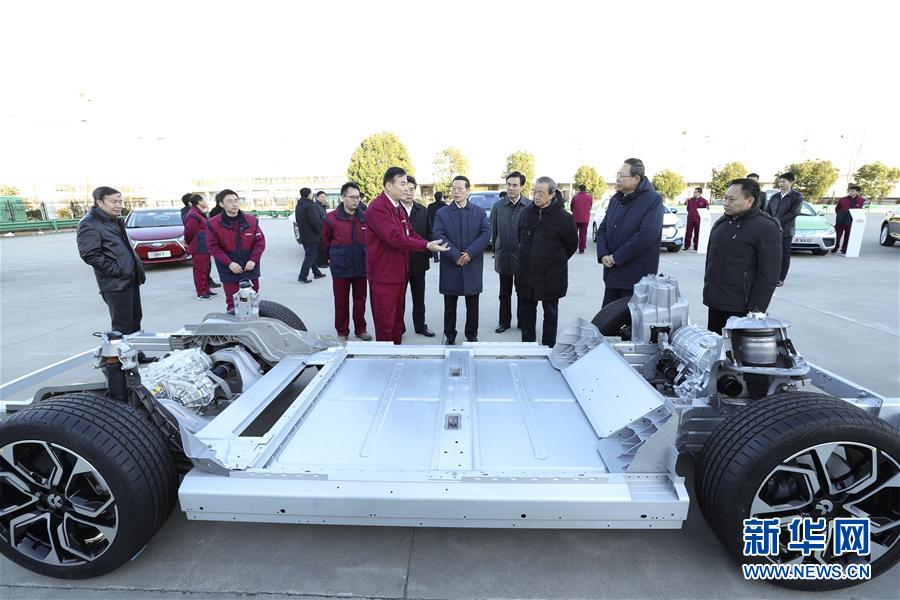 1月9日至10日，國務(wù)院副總理張高麗在安徽調(diào)研推動長江經(jīng)濟(jì)帶發(fā)展工作。這是1月9日，張高麗在江淮汽車股份有限公司了解企業(yè)生產(chǎn)經(jīng)營和參與國際產(chǎn)能合作情況。新華社記者 龐興雷 攝