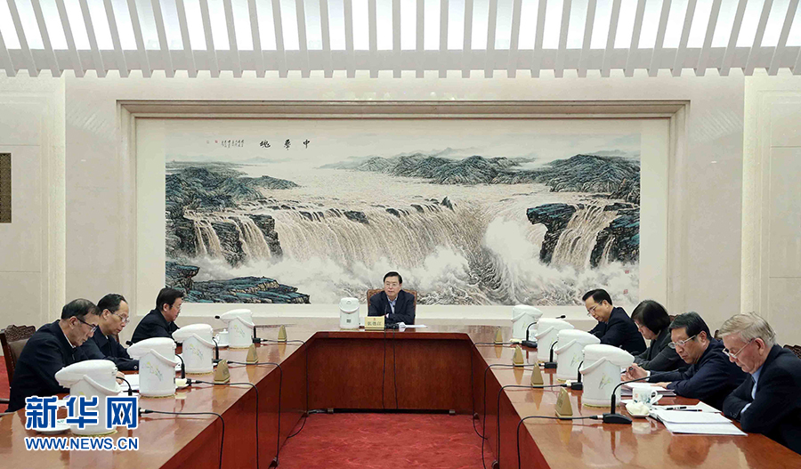 1月16日，中共十二屆全國人大常委會黨組在北京召開會議，認真學(xué)習(xí)領(lǐng)會習(xí)近平總書記在十九屆中央紀委二次全會上的重要講話和全會精神，研究部署貫徹落實工作。全國人大常委會委員長、常委會黨組書記張德江主持會議并講話。新華社記者 劉衛(wèi)兵 攝