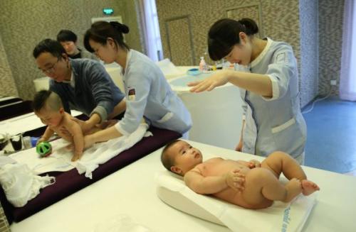 資料圖片：1月30日，母嬰家庭保健師在上海一家月子會所內(nèi)護理嬰兒。新華社記者 裴鑫 攝