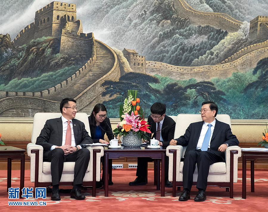 2月6日，全國人大常委會(huì)委員長張德江在北京人民大會(huì)堂會(huì)見出席中蒙議會(huì)定期交流機(jī)制會(huì)議的蒙古國家大呼拉爾副主席恩赫阿木格楞。新華社記者王曄 攝
