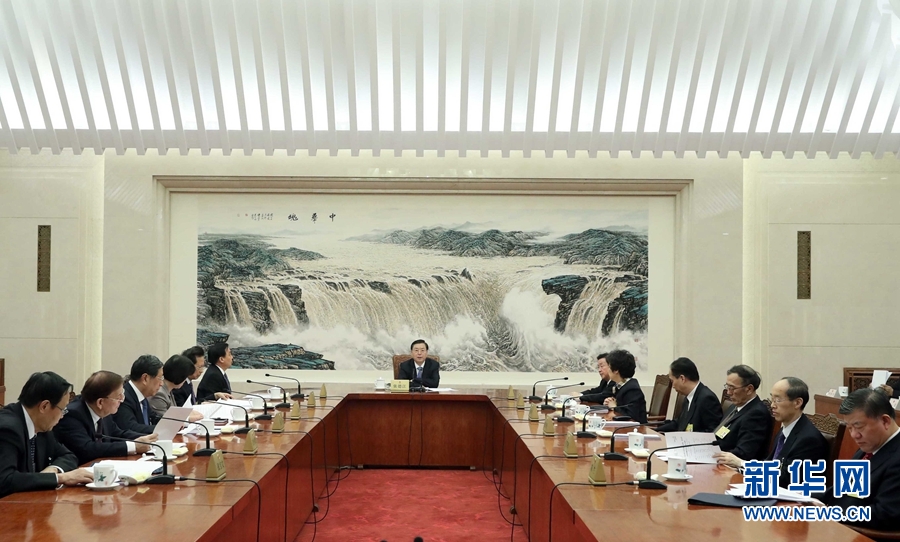 2月23日，十二屆全國人大常委會(huì)第一百一十三次委員長會(huì)議在北京人民大會(huì)堂舉行，張德江委員長主持。 新華社記者 劉衛(wèi)兵 攝