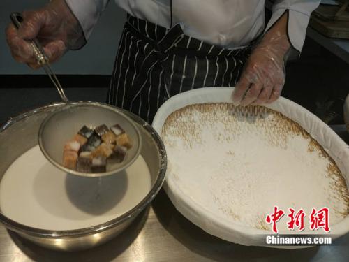 制作元宵時(shí)，首先要將餡料做好，沾上水，再投進(jìn)盛滿糯米粉的笸籮內(nèi)搖。<a target='_blank'  ><p  align=
