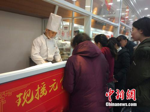 于伯軍的現(xiàn)場(chǎng)展示吸引了不少北京市民圍觀。<a target='_blank'  ><p  align=