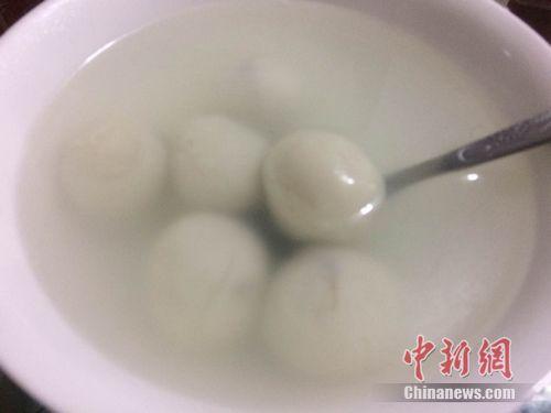 資料圖：湯圓煮制后，表面比元宵光滑，湯水相對(duì)清澈。 <a target='_blank'  ><p  align=