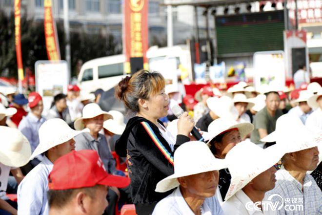 活動現(xiàn)場，農(nóng)民搶答問題