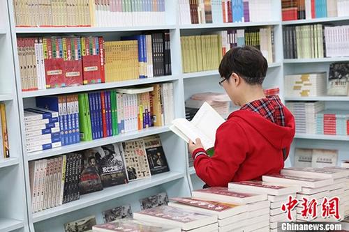 5月9日，一女子在哈爾濱市某書店選購圖書。從5月1日至5月4日，全國32家紙廠宣布漲價，各紙種漲價幅度為每噸100元至300元不等。對此，出版行業(yè)業(yè)內(nèi)人士表示“因為紙張價格上漲，直接造成了出版成本的明顯增加，出版行業(yè)只能被迫對圖書定價進行調(diào)整。”
<a target='_blank' >中新社</a>記者 于琨 攝