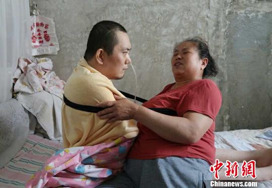 身體日漸衰老的梁青蘭每次幫兒子翻身、坐立，全身的衣物都要濕透一次。　尚明俠 攝