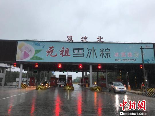 網(wǎng)傳車輛被淹的收費站現(xiàn)狀?！＄娦?攝