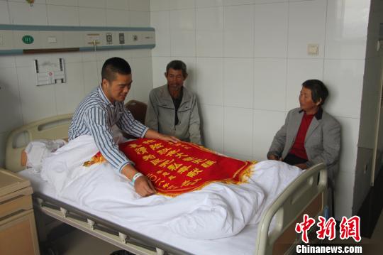 被救的李忠起、張總鳳夫婦看望受傷后的李運飛。　汪渝 攝