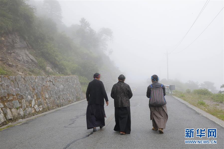 （圖文互動）（10）特寫：“八一”禮物，飛向云端哨所