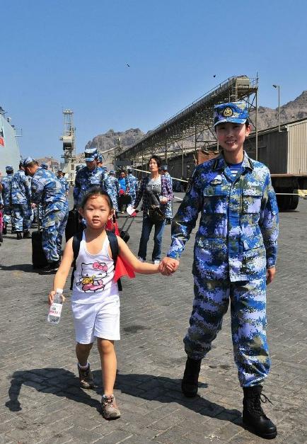 2015年3月，也門，海軍女戰(zhàn)士牽著一名小女孩的手準(zhǔn)備登上軍艦。