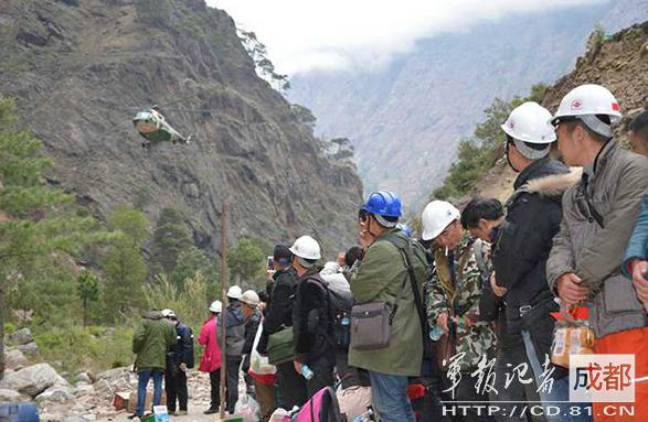 2015年4月，因地震被困尼泊爾的中國公民準(zhǔn)備登機(jī)